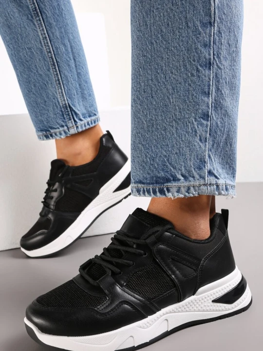 Zdjęcie produktu Czarne Sneakersy na Ozdobnej Podeszwie ze Sznurowaniem Clarie
