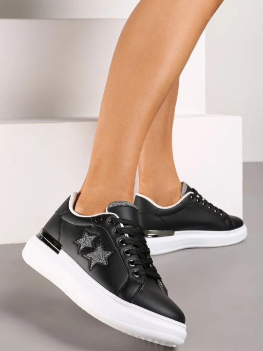 Zdjęcie produktu Czarne Sneakersy na Płaskiej Podeszwie Ozdobione Metalicznymi Elementami i Wstawkami Kalelia