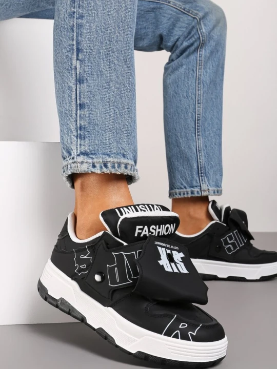 Zdjęcie produktu Czarne Sneakersy na Płaskiej Podeszwie Ozdobione Napisami Griefra