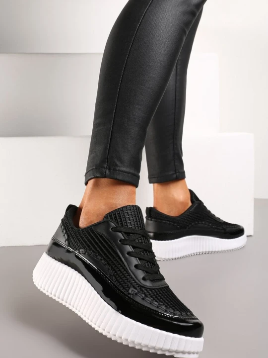 Zdjęcie produktu Czarne Sneakersy na Platformie Ozdobione Nitami i Patchworkowymi Wstawkami Jeneria