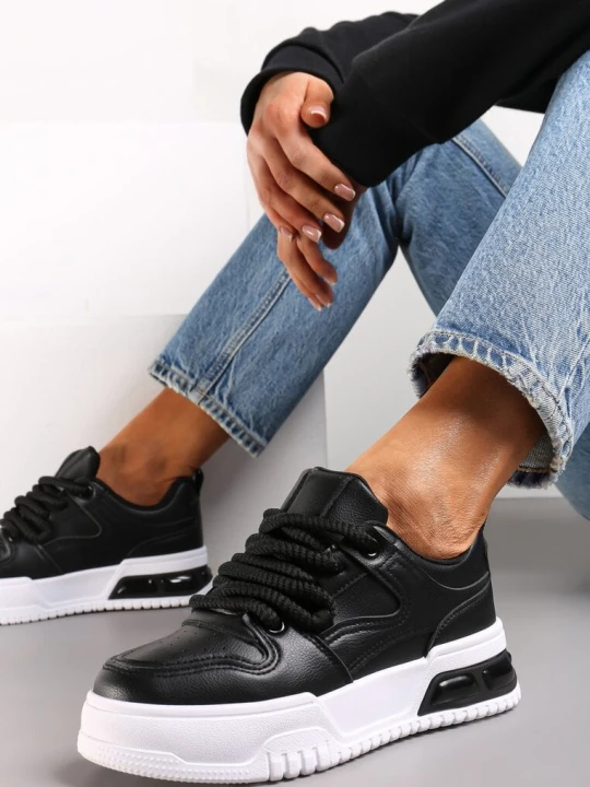 Zdjęcie produktu Czarne Sneakersy na Platformie z Imitacji Skóry z Przeszyciami i Sznurowaniem Celende