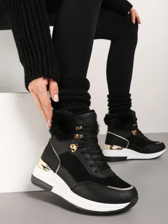 Zdjęcie produktu Czarne Sneakersy na Ukrytym Koturnie z Futerkową Wstawką i Metalicznym Akcentem Kaivn
