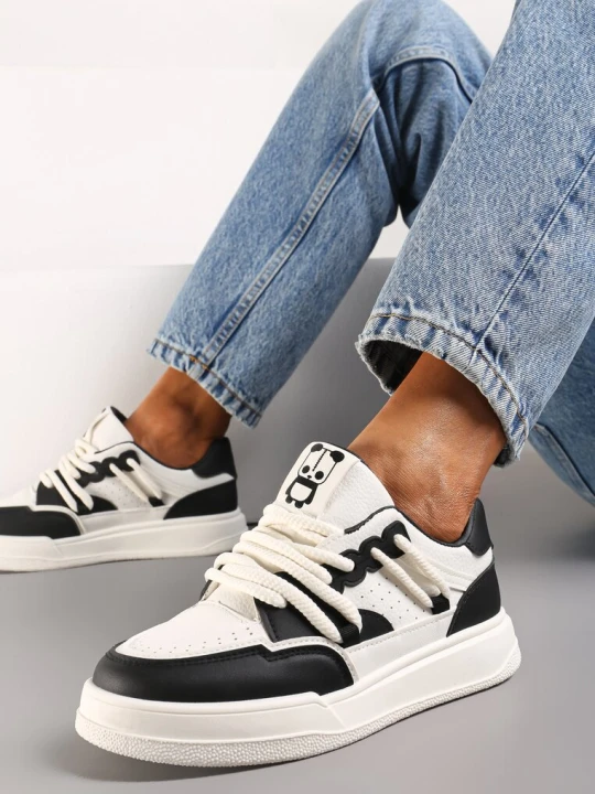 Zdjęcie produktu Czarno-Białe Sneakersy Ozdobione Naszywką z Pandą i Szerokimi Sznurówkami Wannia
