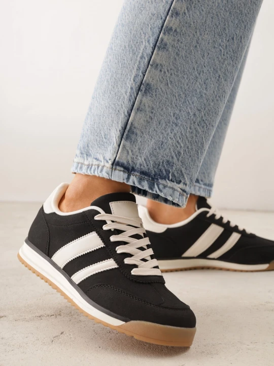 Zdjęcie produktu Czarne Sneakersy Ozdobione z Boku Paskami Ariene Gowin