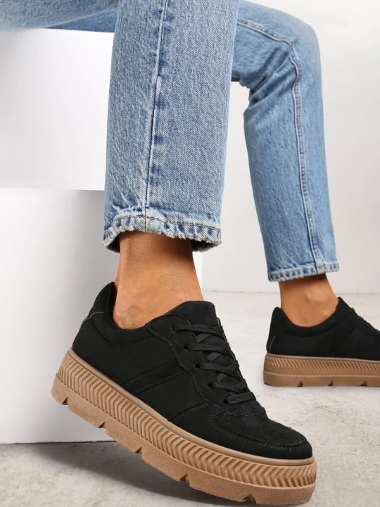 Zdjęcie produktu Czarne Sneakersy z Perforacją na Żłobionej Podeszwie Riparian Rights Vices