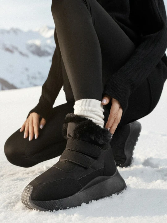 Zdjęcie produktu Czarne Sneakersy Śniegowce Vices na Grubej Podeszwie z Zapięciem na Rzep i Futrem Nelisella