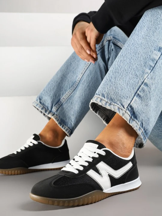 Zdjęcie produktu Czarne Sneakersy Typu Klasyczne Tenisówki Zdobione Przeszyciami Elanioria