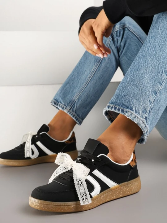 Zdjęcie produktu Czarne Sneakersy Typu Kultowe Tenisówki z Ozdobną Odpinaną Kokardą Korilinda