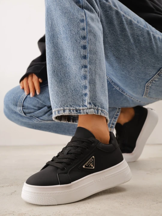 Zdjęcie produktu Czarne Sneakersy VICES na Grubej Podeszwie z Bieżnikiem Zdobionej Gwiazdką Natevia