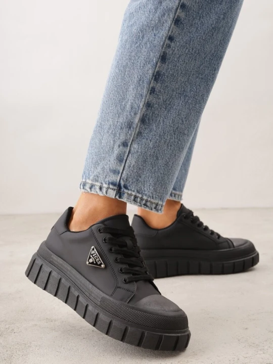Zdjęcie produktu Czarne Sneakersy VICES na Tłoczonej Podeszwie w Stylu Chunky Myninis