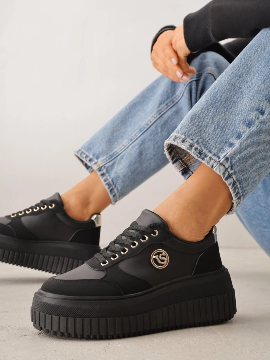 Zdjęcie produktu Czarne Sneakersy VICES na Żłobionej Podeszwie Zdobione Elegancką Aplikacją Lunatea