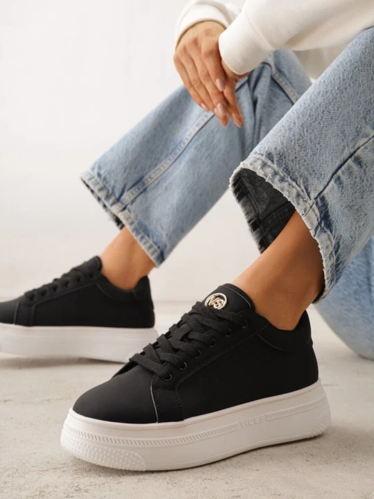 Zdjęcie produktu Czarne Sneakersy VICES Ozdobione Gwiazdą i Błyszczącą Wstawką Oranatta
