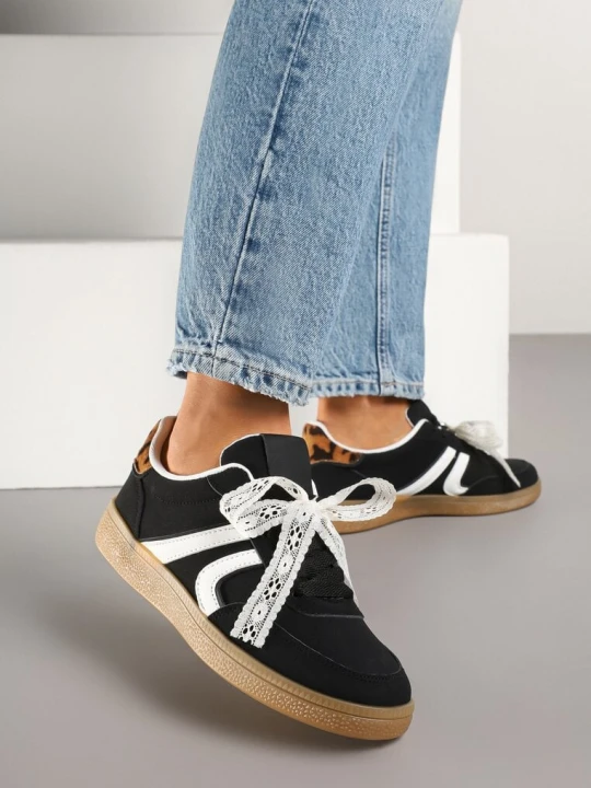 Zdjęcie produktu Czarne Sneakersy w Stylu Klasycznych Tenisówek z Odpinaną Kokardką Korimarela