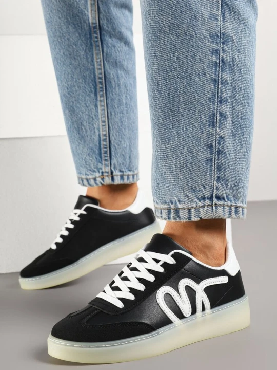 Zdjęcie produktu Czarne Sneakersy w Stylu Klasycznych Tenisówek z Ozdobną Aplikacją Elddiva Maira