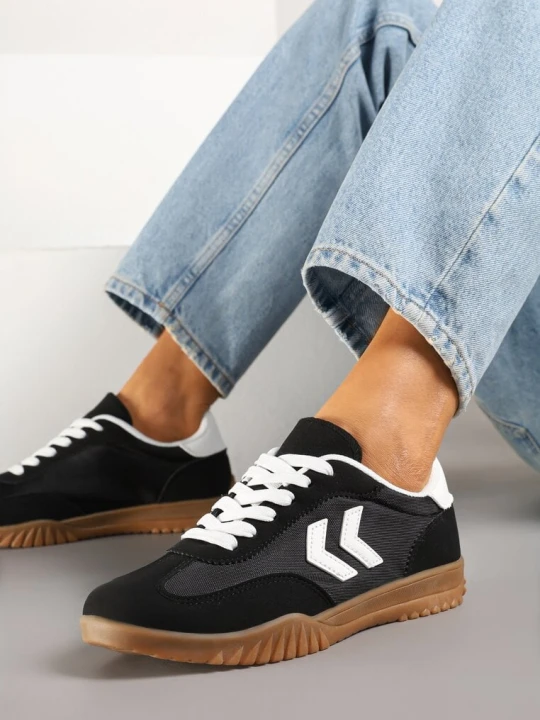 Zdjęcie produktu Czarne Sneakersy w Stylu Klasycznych Tenisówek z Ozdobnymi Przeszyciami Napilia Fashion Belle