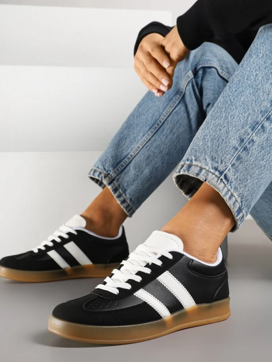 Zdjęcie produktu Czarne Sneakersy w Stylu Klasycznych Tenisówek Zdobione Przeszyciami Ivelfia Gowin