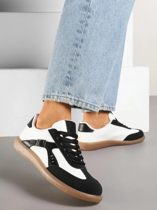 Zdjęcie produktu Czarno-Białe Sneakersy w Stylu Kultowych Tenisówek z Ozdobną Klamerką Senaliera Yesmile