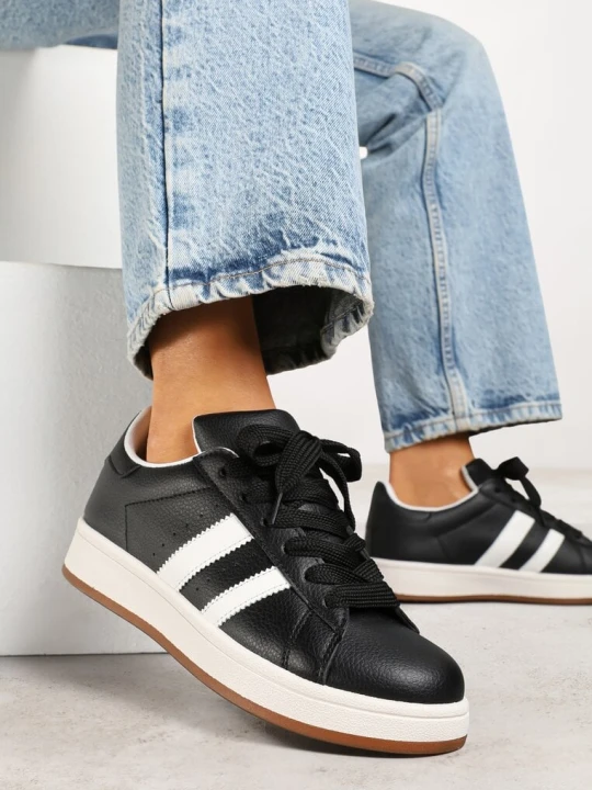 Zdjęcie produktu Czarne Sneakersy w Stylu Kultowych Tenisówek z Ozdobnymi Paskami Marazea Renda