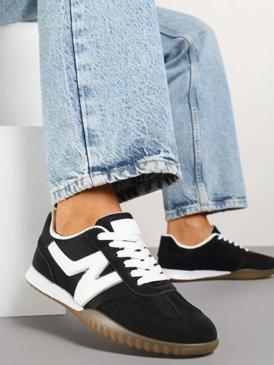 Zdjęcie produktu Czarne Sneakersy w Stylu Kultowych Tenisówek z Ozdobnymi Przeszyciami Elanicia