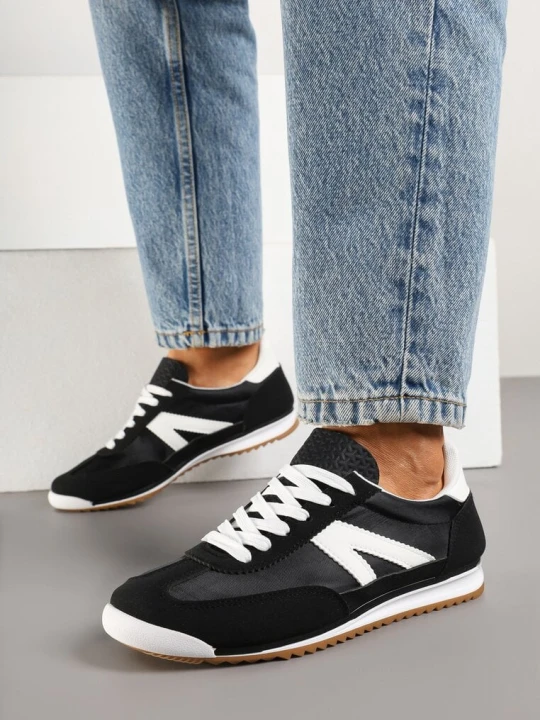 Zdjęcie produktu Czarne Sneakersy w Stylu Kultowych Tenisówek z Ozdobnymi Przeszyciami Valtewi C'M Paris
