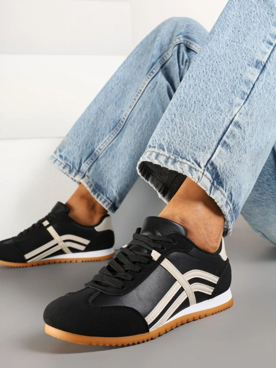 Zdjęcie produktu Czarne Sneakersy w Stylu Kultowych Tenisówek z Ozdobnymi Przeszyciami Vellexia