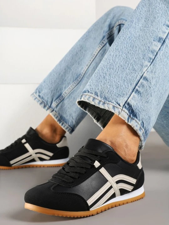 Zdjęcie produktu Czarne Sneakersy w Stylu Kultowych Tenisówek z Ozdobnymi Przeszyciami Wendiva Maira