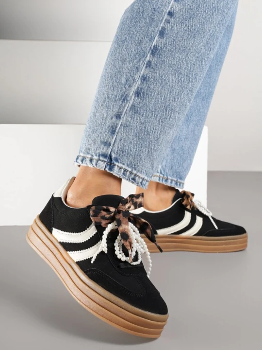 Zdjęcie produktu Czarne Sneakersy w Stylu Tenisówek na Grubej Podeszwie z Tłoczeniem i Perłami Asortte Be.Sport