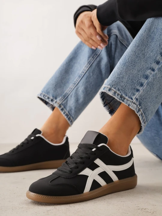 Zdjęcie produktu Czarne Sneakersy w Stylu Tenisówek Ozdobione Geometrycznymi Paskami Zitora Jumelle