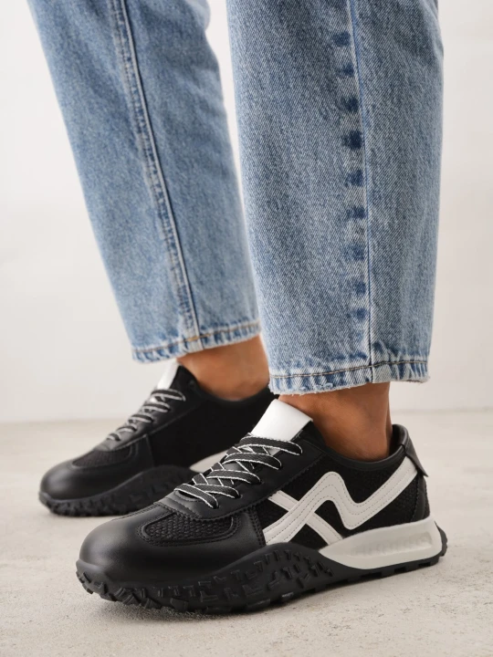Zdjęcie produktu Czarne Sneakersy z Abstrakcyjną Podeszwą z Tłoczeniem i Ozdobnymi Paskami Emaliane Maira