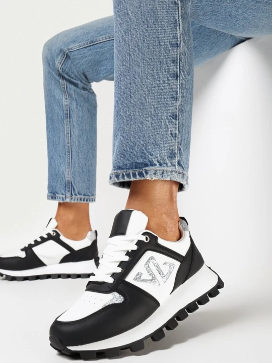 Zdjęcie produktu Czarne Sneakersy z Brokatową Naszywką i Szerokim Bieżnikiem Aduria