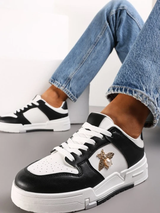 Zdjęcie produktu Czarne Sneakersy z Broszką z Perłą w Kształcie Owada Zuriana
