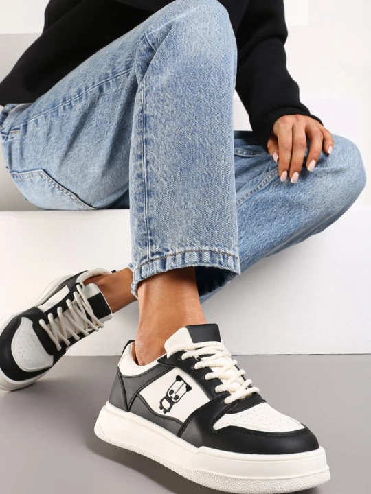 Zdjęcie produktu Czarno-Białe Sneakersy z Drobną Perforacją i Małym Nadrukiem Fredomia