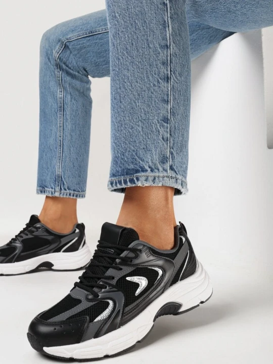 Zdjęcie produktu Czarne Sneakersy z Ekoskóry na Płaskiej Podeszwie ze Sznurowaniem i Tłoczeniami Fenrial