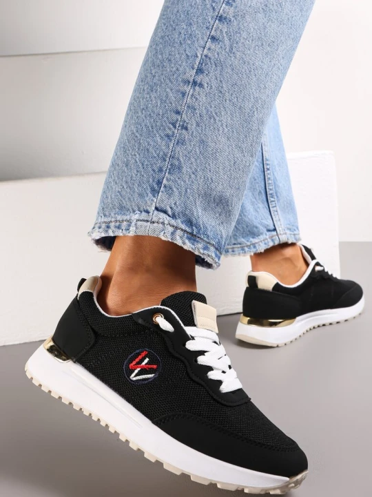 Zdjęcie produktu Czarne Sneakersy z Haftowaną Naszywką i Metaliczną Wstawką Elnara