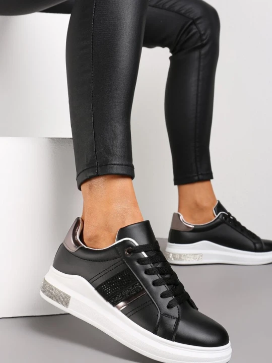 Zdjęcie produktu Czarne Sneakersy z Imitacji Skóry z Metalicznym Akcentem i Cyrkoniami Evadine