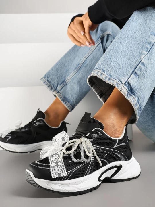 Zdjęcie produktu Czarne Sneakersy z Koralikami Kokardą i Geometrycznym Wzorem Sarivela Maira