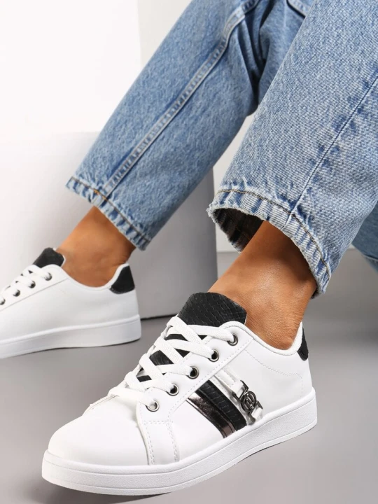 Zdjęcie produktu Biało-Czarne Sneakersy z Ozdobną Klamrą i Cholewką przed Kostkę Teralis