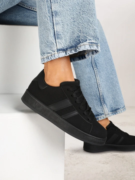 Zdjęcie produktu Czarne Sneakersy z Ozdobnymi Naszywkami z Boku Galdexis Mulanka