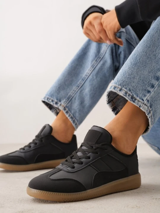 Zdjęcie produktu Czarne Sneakersy z Ozdobnymi Przeszyciami przed Kostkę Redala Vices
