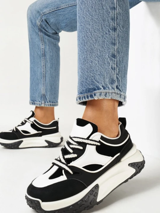 Zdjęcie produktu Czarne Sneakersy z Ozdobnymi Sznurowadłami i Wstawkami Plesca