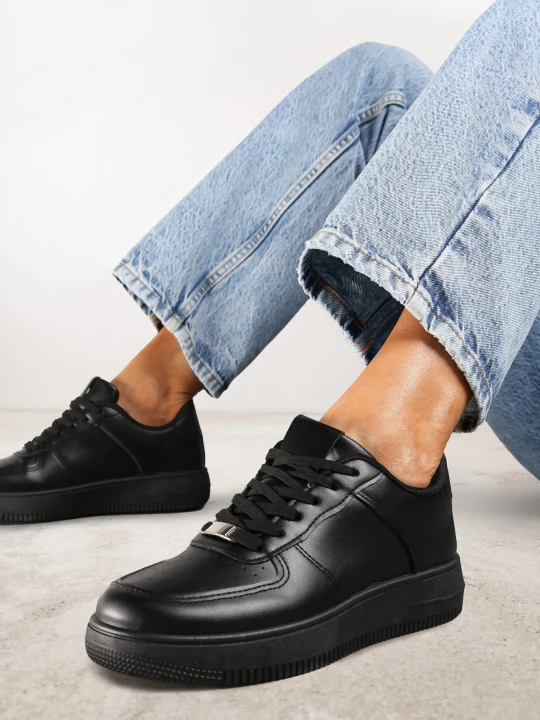 Zdjęcie produktu Czarne Sneakersy z Perforacją na Nosku Elletia