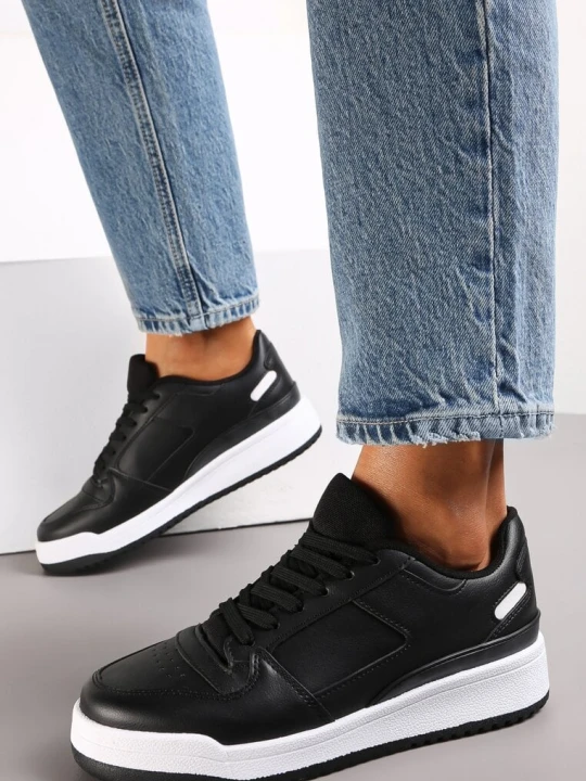 Zdjęcie produktu Czarne Sneakersy z Perforacją na Nosku i Wstawkami na Zapiętku Favisi