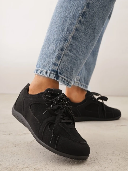 Zdjęcie produktu Czarne Sneakersy z Podwójnym Sznurowaniem i Geometrycznymi Wstawkami Adrearah Kang You