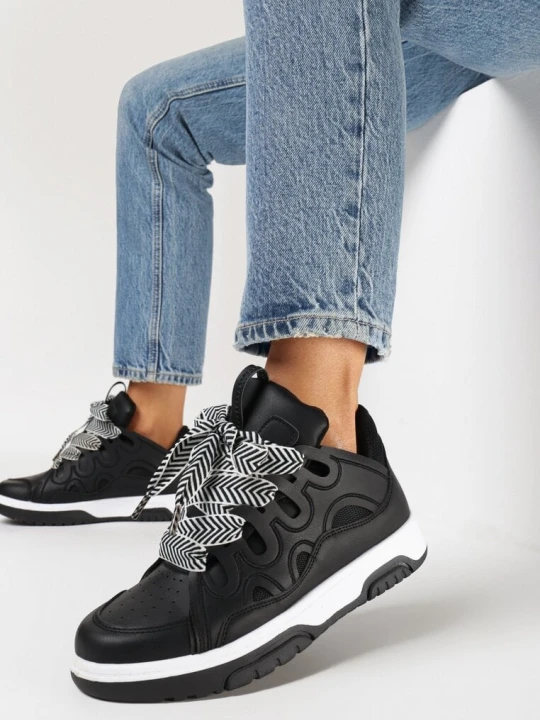 Zdjęcie produktu Czarne Sneakersy z Przeszyciami i Szerokim Wiązaniem Leontine