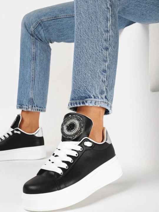 Zdjęcie produktu Czarne Sneakersy z Szerokim Językiem Ozdobionym Naszywką z Cyrkoniami Cirenla
