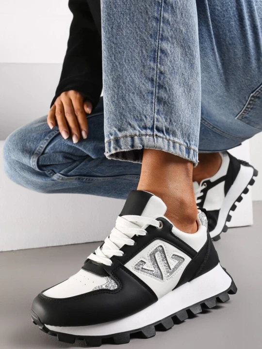 Zdjęcie produktu Czarne Sneakersy z Szerokim Protektorem i Brokatową Naszywką Afradia