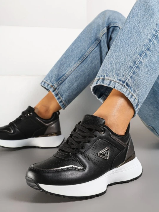 Zdjęcie produktu Czarne Sneakersy z Trójkątną Aplikacją i Perforacją Sennevia Weide