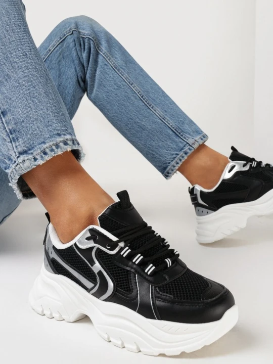 Zdjęcie produktu Czarne Sneakersy ze Wstawkami z Metalicznej Ekoskóry i Ozdobnymi Przeszyciami Mirael