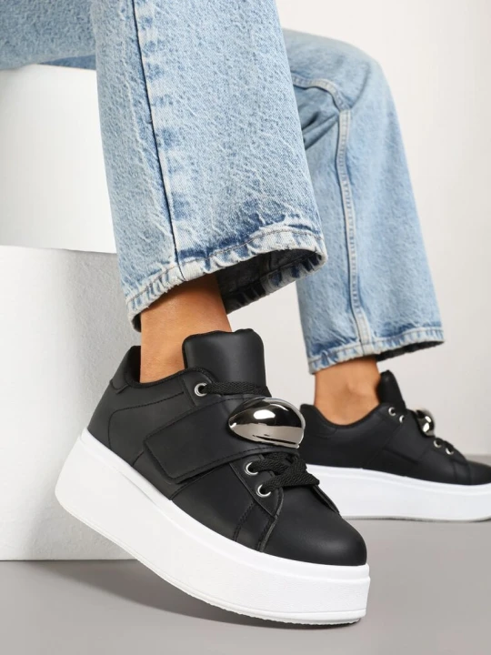 Zdjęcie produktu Czarne Sneakersyn na Platformie z Metaliczną Aplikacją Welveria Mellisa