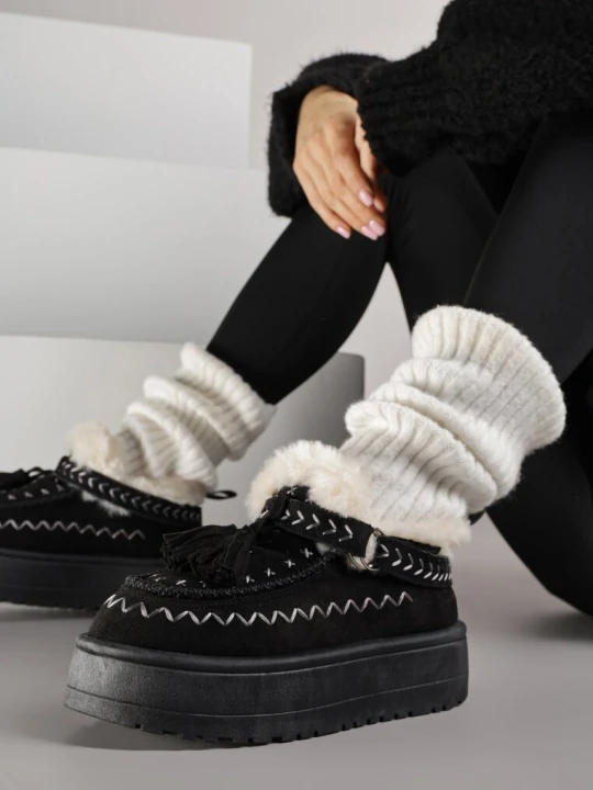 Zdjęcie produktu Czarne Śniegowce na Grubej Podeszwie z Frędzlami i Haftem Linodis Fashion Belle